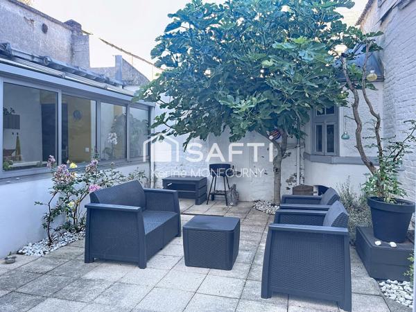 Très belle maison avec grand garage, espace extérieur situé en centre ville