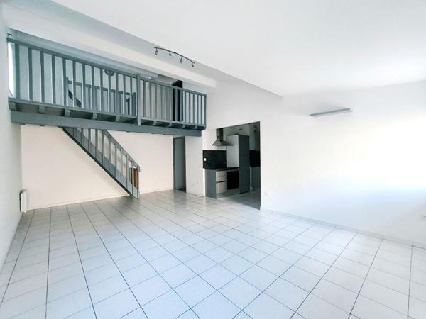 Appartement T3 centre historique Carcassonne dernier étage dans immeuble pierre proche place Carnot commerces et services essentiels