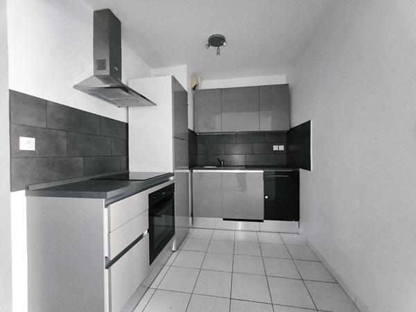 Appartement T3 centre historique Carcassonne dernier étage dans immeuble pierre proche place Carnot commerces et services essentiels