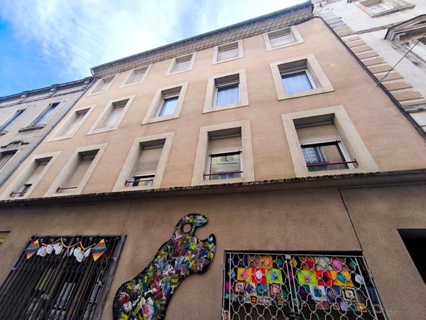 Appartement T3 centre historique Carcassonne dernier étage dans immeuble pierre proche place Carnot commerces et services essentiels