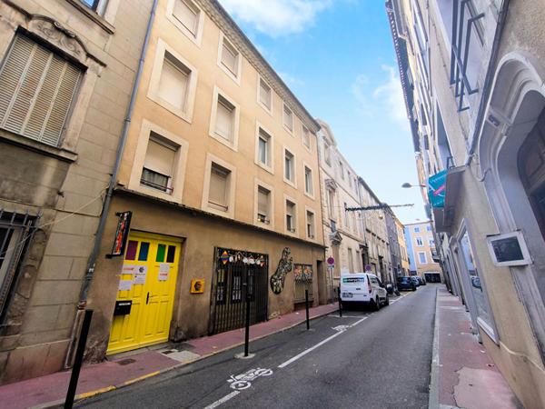 Appartement T3 centre historique Carcassonne dernier étage dans immeuble pierre proche place Carnot commerces et services essentiels