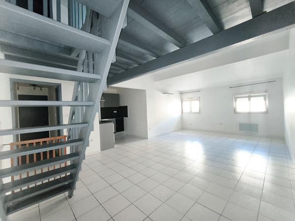 Appartement T3 centre historique Carcassonne dernier étage dans immeuble pierre proche place Carnot commerces et services essentiels