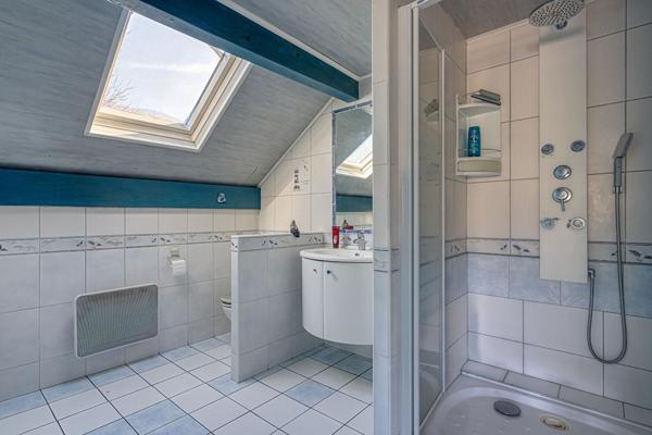 Maison 6 pièces de 197 m² familiale avec piscine sur 1597 m² de terrain à Drumettaz-Clarafond