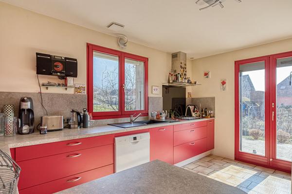 Maison 6 pièces de 197 m² familiale avec piscine sur 1597 m² de terrain à Drumettaz-Clarafond