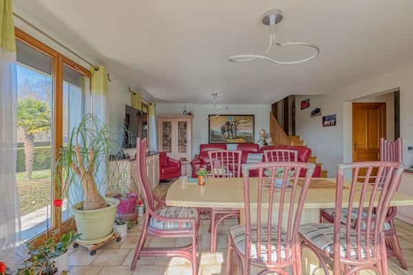 Maison 6 pièces de 197 m² familiale avec piscine sur 1597 m² de terrain à Drumettaz-Clarafond