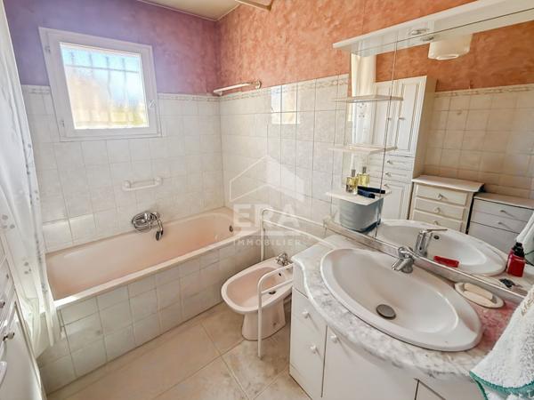 EXCLUSIVITE - Septemes Les Vallons T6  d'environ 132m2 + garage 40 m2 sur une parcelle de 552 m2