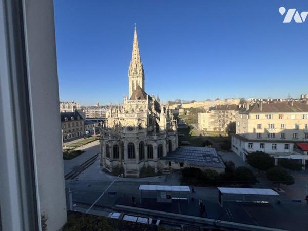 CAEN CENTRE - Appartement de 96 m2 vue exceptionnelle église Saint Pierre - 2 chambres - cave.