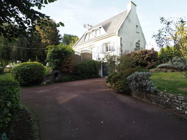 Jolie traditionnelle 4 chambres, sous sol complet sur jardin arboré avec verger