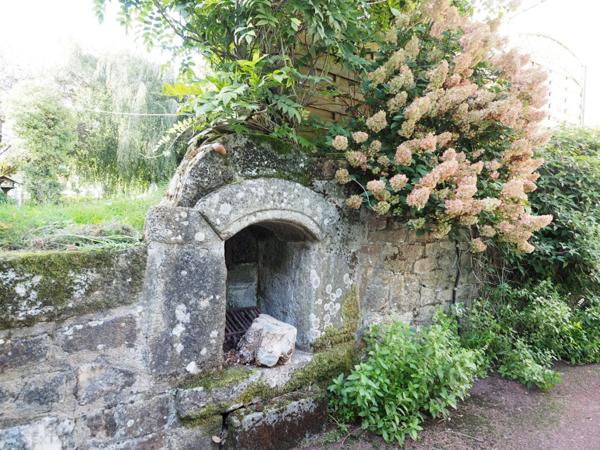 Jolie traditionnelle 4 chambres, sous sol complet sur jardin arboré avec verger