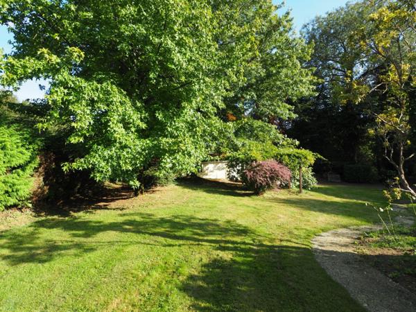 Jolie traditionnelle 4 chambres, sous sol complet sur jardin arboré avec verger
