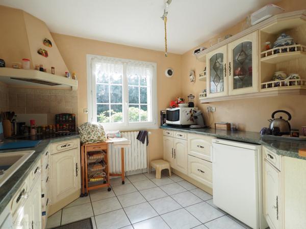 Jolie traditionnelle 4 chambres, sous sol complet sur jardin arboré avec verger