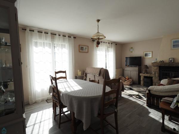 Jolie traditionnelle 4 chambres, sous sol complet sur jardin arboré avec verger