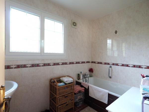 Jolie traditionnelle 4 chambres, sous sol complet sur jardin arboré avec verger