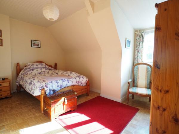 Jolie traditionnelle 4 chambres, sous sol complet sur jardin arboré avec verger