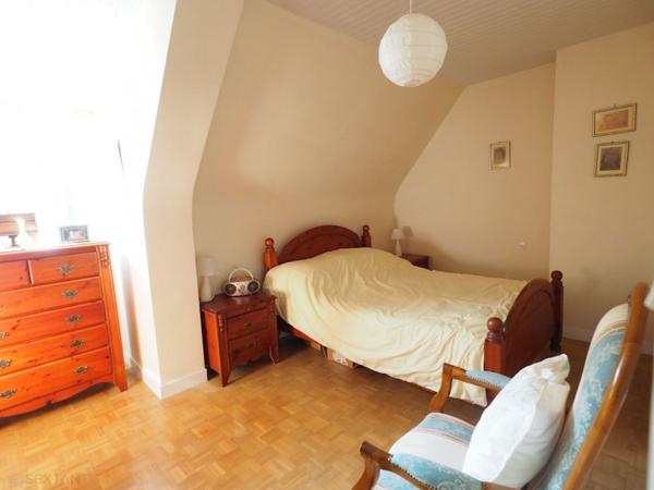 Jolie traditionnelle 4 chambres, sous sol complet sur jardin arboré avec verger