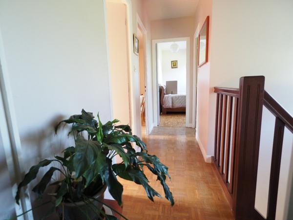 Jolie traditionnelle 4 chambres, sous sol complet sur jardin arboré avec verger