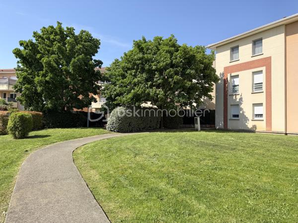 Colomiers / Quartier des Marots - Venez découvrir en exclusivité cet appartement de 48m2, avec terrasse de 18m2, disponible immédiatement et vendu libre de toute occupation !

Dans une résidence arborée et sécurisée avec piscine, cet appartement parfaitement agencé vous permettra de vivre dans un environnement agréable avec accès immédiat à toutes commodités : commerces, transports et écoles.

Détail des prestations : une entrée avec placards, une pièce à vivre de 28m2 avec cuisine aménagée et équipée, une chambre avec placards, une salle de bain et un wc séparé. Une grande terrasse et deux places de parking aériennes complètent les prestations de qualité de cet appartement.

Les plus : résidence avec piscine, climatisation réversible (Bosch) et chauffe-eau (Thermor) installés en 2025, cuisine et salle de bain 2022, nombreux rangements, fibre. A découvrir sans tarder !