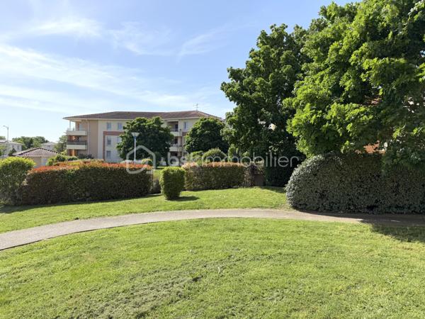 Colomiers / Quartier des Marots - Venez découvrir en exclusivité cet appartement de 48m2, avec terrasse de 18m2, disponible immédiatement et vendu libre de toute occupation !

Dans une résidence arborée et sécurisée avec piscine, cet appartement parfaitement agencé vous permettra de vivre dans un environnement agréable avec accès immédiat à toutes commodités : commerces, transports et écoles.

Détail des prestations : une entrée avec placards, une pièce à vivre de 28m2 avec cuisine aménagée et équipée, une chambre avec placards, une salle de bain et un wc séparé. Une grande terrasse et deux places de parking aériennes complètent les prestations de qualité de cet appartement.

Les plus : résidence avec piscine, climatisation réversible (Bosch) et chauffe-eau (Thermor) installés en 2025, cuisine et salle de bain 2022, nombreux rangements, fibre. A découvrir sans tarder !