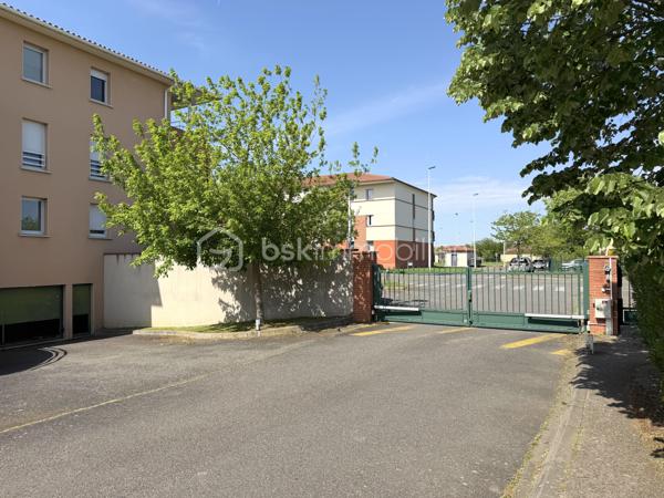 Colomiers / Quartier des Marots - Venez découvrir en exclusivité cet appartement de 48m2, avec terrasse de 18m2, disponible immédiatement et vendu libre de toute occupation !

Dans une résidence arborée et sécurisée avec piscine, cet appartement parfaitement agencé vous permettra de vivre dans un environnement agréable avec accès immédiat à toutes commodités : commerces, transports et écoles.

Détail des prestations : une entrée avec placards, une pièce à vivre de 28m2 avec cuisine aménagée et équipée, une chambre avec placards, une salle de bain et un wc séparé. Une grande terrasse et deux places de parking aériennes complètent les prestations de qualité de cet appartement.

Les plus : résidence avec piscine, climatisation réversible (Bosch) et chauffe-eau (Thermor) installés en 2025, cuisine et salle de bain 2022, nombreux rangements, fibre. A découvrir sans tarder !