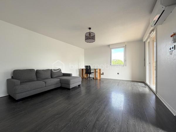 Colomiers / Quartier des Marots - Venez découvrir en exclusivité cet appartement de 48m2, avec terrasse de 18m2, disponible immédiatement et vendu libre de toute occupation !

Dans une résidence arborée et sécurisée avec piscine, cet appartement parfaitement agencé vous permettra de vivre dans un environnement agréable avec accès immédiat à toutes commodités : commerces, transports et écoles.

Détail des prestations : une entrée avec placards, une pièce à vivre de 28m2 avec cuisine aménagée et équipée, une chambre avec placards, une salle de bain et un wc séparé. Une grande terrasse et deux places de parking aériennes complètent les prestations de qualité de cet appartement.

Les plus : résidence avec piscine, climatisation réversible (Bosch) et chauffe-eau (Thermor) installés en 2025, cuisine et salle de bain 2022, nombreux rangements, fibre. A découvrir sans tarder !