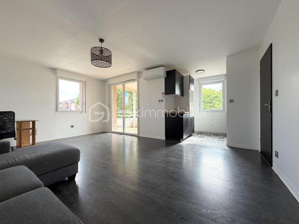 Colomiers / Quartier des Marots - Venez découvrir en exclusivité cet appartement de 48m2, avec terrasse de 18m2, disponible immédiatement et vendu libre de toute occupation !

Dans une résidence arborée et sécurisée avec piscine, cet appartement parfaitement agencé vous permettra de vivre dans un environnement agréable avec accès immédiat à toutes commodités : commerces, transports et écoles.

Détail des prestations : une entrée avec placards, une pièce à vivre de 28m2 avec cuisine aménagée et équipée, une chambre avec placards, une salle de bain et un wc séparé. Une grande terrasse et deux places de parking aériennes complètent les prestations de qualité de cet appartement.

Les plus : résidence avec piscine, climatisation réversible (Bosch) et chauffe-eau (Thermor) installés en 2025, cuisine et salle de bain 2022, nombreux rangements, fibre. A découvrir sans tarder !