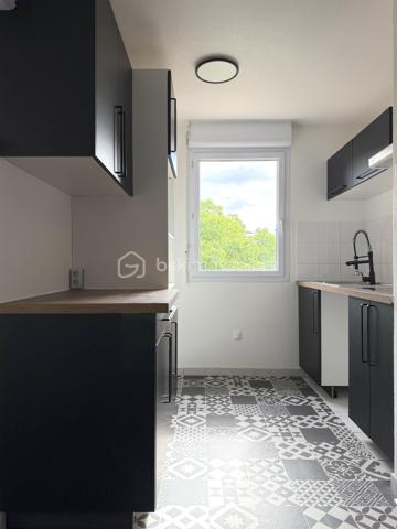 Colomiers / Quartier des Marots - Venez découvrir en exclusivité cet appartement de 48m2, avec terrasse de 18m2, disponible immédiatement et vendu libre de toute occupation !

Dans une résidence arborée et sécurisée avec piscine, cet appartement parfaitement agencé vous permettra de vivre dans un environnement agréable avec accès immédiat à toutes commodités : commerces, transports et écoles.

Détail des prestations : une entrée avec placards, une pièce à vivre de 28m2 avec cuisine aménagée et équipée, une chambre avec placards, une salle de bain et un wc séparé. Une grande terrasse et deux places de parking aériennes complètent les prestations de qualité de cet appartement.

Les plus : résidence avec piscine, climatisation réversible (Bosch) et chauffe-eau (Thermor) installés en 2025, cuisine et salle de bain 2022, nombreux rangements, fibre. A découvrir sans tarder !