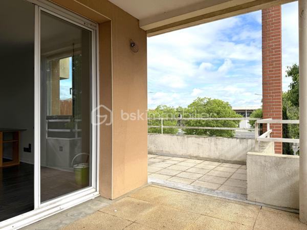 Colomiers / Quartier des Marots - Venez découvrir en exclusivité cet appartement de 48m2, avec terrasse de 18m2, disponible immédiatement et vendu libre de toute occupation !

Dans une résidence arborée et sécurisée avec piscine, cet appartement parfaitement agencé vous permettra de vivre dans un environnement agréable avec accès immédiat à toutes commodités : commerces, transports et écoles.

Détail des prestations : une entrée avec placards, une pièce à vivre de 28m2 avec cuisine aménagée et équipée, une chambre avec placards, une salle de bain et un wc séparé. Une grande terrasse et deux places de parking aériennes complètent les prestations de qualité de cet appartement.

Les plus : résidence avec piscine, climatisation réversible (Bosch) et chauffe-eau (Thermor) installés en 2025, cuisine et salle de bain 2022, nombreux rangements, fibre. A découvrir sans tarder !