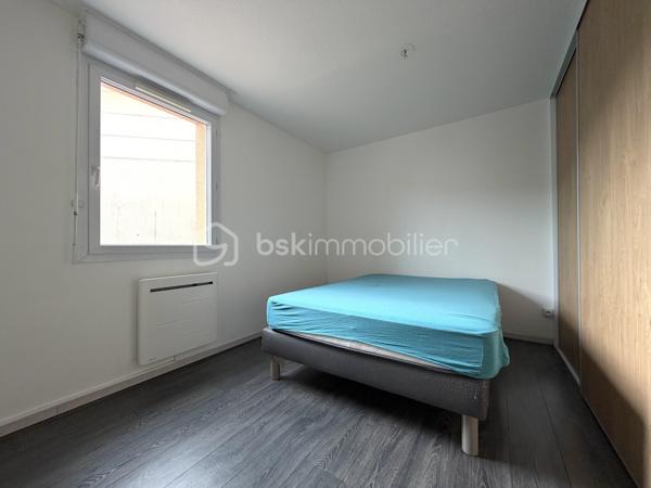Colomiers / Quartier des Marots - Venez découvrir en exclusivité cet appartement de 48m2, avec terrasse de 18m2, disponible immédiatement et vendu libre de toute occupation !

Dans une résidence arborée et sécurisée avec piscine, cet appartement parfaitement agencé vous permettra de vivre dans un environnement agréable avec accès immédiat à toutes commodités : commerces, transports et écoles.

Détail des prestations : une entrée avec placards, une pièce à vivre de 28m2 avec cuisine aménagée et équipée, une chambre avec placards, une salle de bain et un wc séparé. Une grande terrasse et deux places de parking aériennes complètent les prestations de qualité de cet appartement.

Les plus : résidence avec piscine, climatisation réversible (Bosch) et chauffe-eau (Thermor) installés en 2025, cuisine et salle de bain 2022, nombreux rangements, fibre. A découvrir sans tarder !