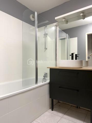 Colomiers / Quartier des Marots - Venez découvrir en exclusivité cet appartement de 48m2, avec terrasse de 18m2, disponible immédiatement et vendu libre de toute occupation !

Dans une résidence arborée et sécurisée avec piscine, cet appartement parfaitement agencé vous permettra de vivre dans un environnement agréable avec accès immédiat à toutes commodités : commerces, transports et écoles.

Détail des prestations : une entrée avec placards, une pièce à vivre de 28m2 avec cuisine aménagée et équipée, une chambre avec placards, une salle de bain et un wc séparé. Une grande terrasse et deux places de parking aériennes complètent les prestations de qualité de cet appartement.

Les plus : résidence avec piscine, climatisation réversible (Bosch) et chauffe-eau (Thermor) installés en 2025, cuisine et salle de bain 2022, nombreux rangements, fibre. A découvrir sans tarder !