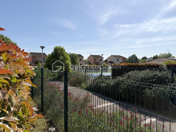 Colomiers / Quartier des Marots - Venez découvrir en exclusivité cet appartement de 48m2, avec terrasse de 18m2, disponible immédiatement et vendu libre de toute occupation !

Dans une résidence arborée et sécurisée avec piscine, cet appartement parfaitement agencé vous permettra de vivre dans un environnement agréable avec accès immédiat à toutes commodités : commerces, transports et écoles.

Détail des prestations : une entrée avec placards, une pièce à vivre de 28m2 avec cuisine aménagée et équipée, une chambre avec placards, une salle de bain et un wc séparé. Une grande terrasse et deux places de parking aériennes complètent les prestations de qualité de cet appartement.

Les plus : résidence avec piscine, climatisation réversible (Bosch) et chauffe-eau (Thermor) installés en 2025, cuisine et salle de bain 2022, nombreux rangements, fibre. A découvrir sans tarder !