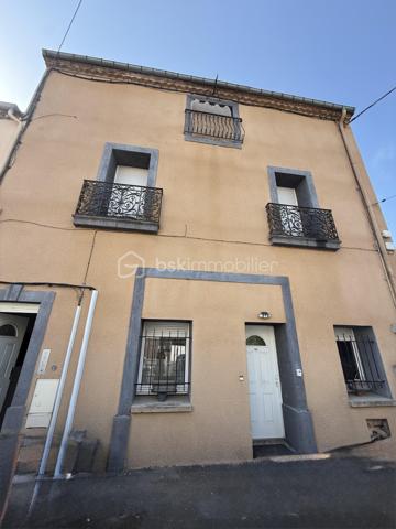 AGDE – Immeuble de rapport composé de 6 logements, tous actuellement loués, situé sur AGDE, proche commerces et établissements scolaires.
Idéal pour un investisseur à la recherche d’un placement locatif immédiatement rentable, cet immeuble bénéficie d’une occupation locative complète.
6 lots du T2 AU T3 avec terrasse.
Tous les logements loués.

- 3 040 € de loyers mensuels, soit 36 480 € de revenus locatifs annuels
- Taxe foncière : 5 304 €
- Assurance : 930 €

Rentabilité brute : 10 % sur un prix de vente de 365 000 €

Un bien offrant une rentabilité attractive et des revenus locatifs réguliers, idéal pour constituer ou développer un patrimoine immobilier.

Dossier complet et informations complémentaires sur demande.