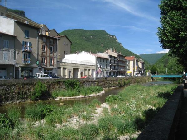 Immeuble à aménager de 320 m² à vendre au centre de SAINT RAMBERT EN BUGEY (01)