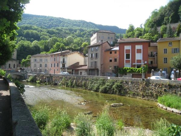 Immeuble à aménager de 320 m² à vendre au centre de SAINT RAMBERT EN BUGEY (01)