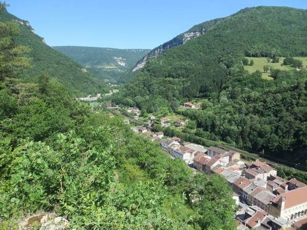 Immeuble à aménager de 320 m² à vendre au centre de SAINT RAMBERT EN BUGEY (01)