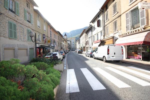 Immeuble à aménager de 320 m² à vendre au centre de SAINT RAMBERT EN BUGEY (01)