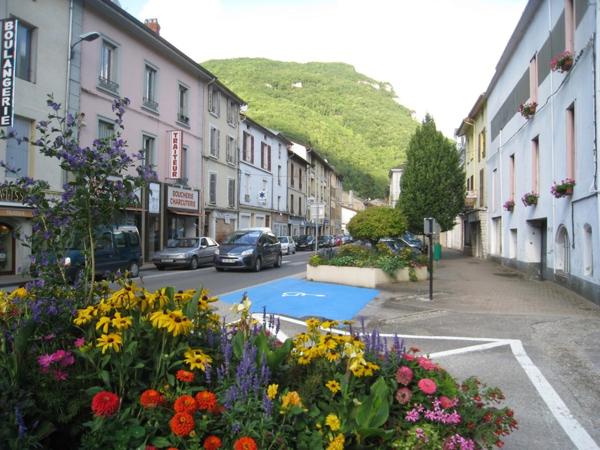 Immeuble à aménager de 320 m² à vendre au centre de SAINT RAMBERT EN BUGEY (01)