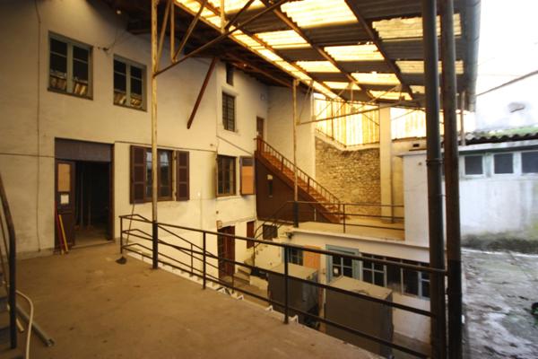 Immeuble à aménager de 320 m² à vendre au centre de SAINT RAMBERT EN BUGEY (01)