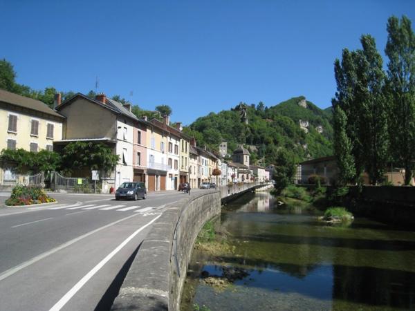 Immeuble à aménager de 320 m² à vendre au centre de SAINT RAMBERT EN BUGEY (01)