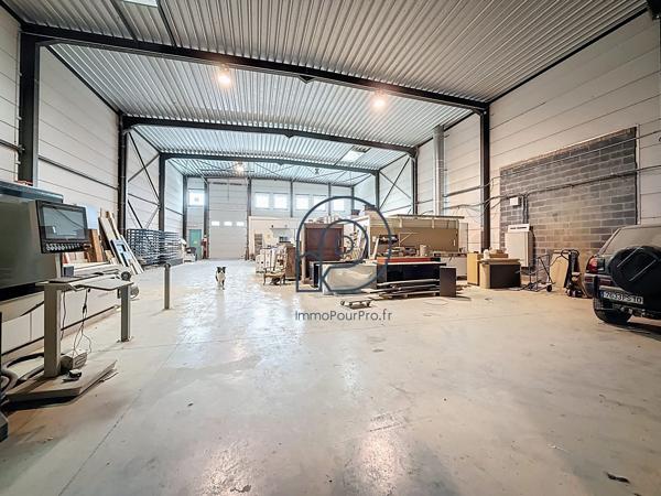 Proche A22 – Entrepôt 405 m² avec bureaux et terrain extérieur