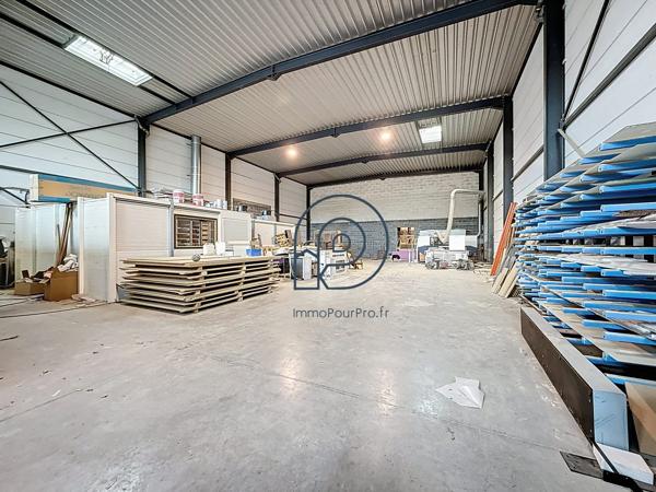 Proche A22 – Entrepôt 405 m² avec bureaux et terrain extérieur