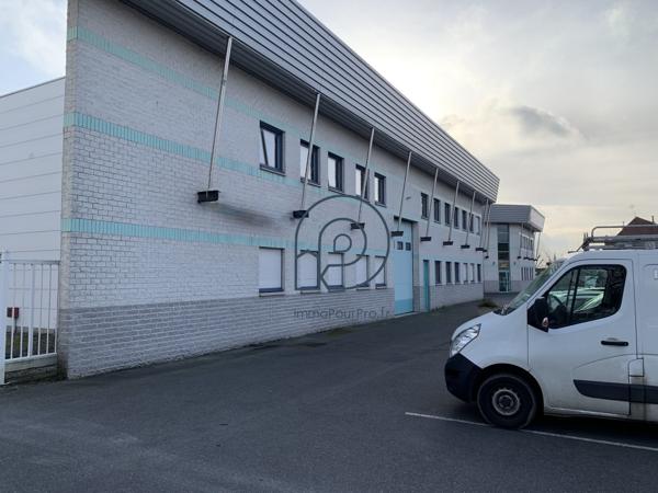 Proche A22 – Entrepôt 405 m² avec bureaux et terrain extérieur