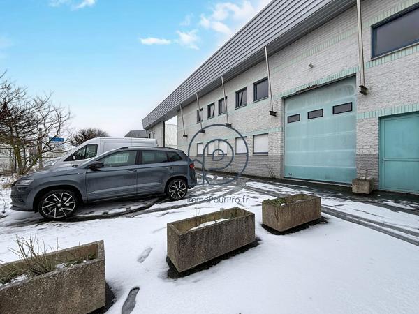 Proche A22 – Entrepôt 405 m² avec bureaux et terrain extérieur