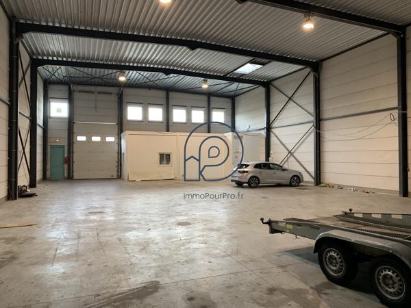 Proche A22 – Entrepôt 405 m² avec bureaux et terrain extérieur
