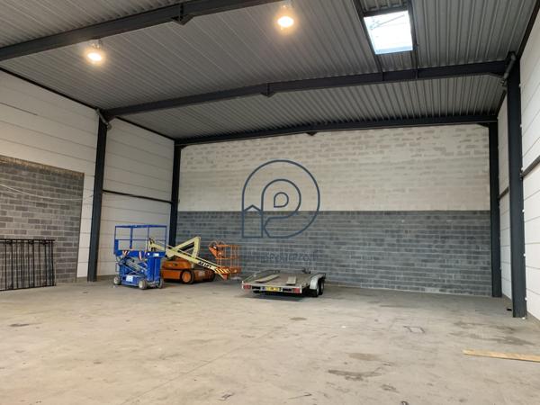 Proche A22 – Entrepôt 405 m² avec bureaux et terrain extérieur