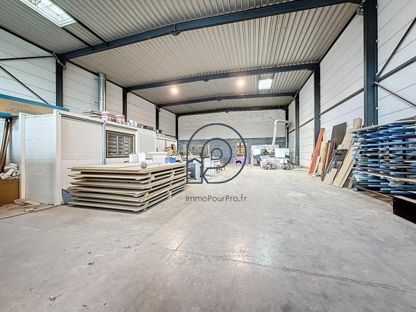 Proche A22 – Entrepôt 405 m² avec bureaux et terrain extérieur