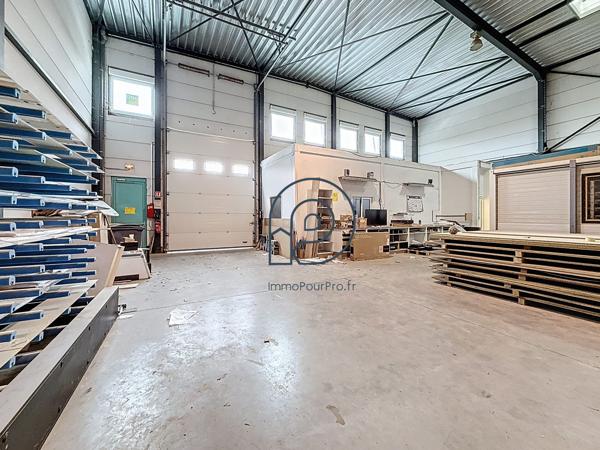 Proche A22 – Entrepôt 405 m² avec bureaux et terrain extérieur