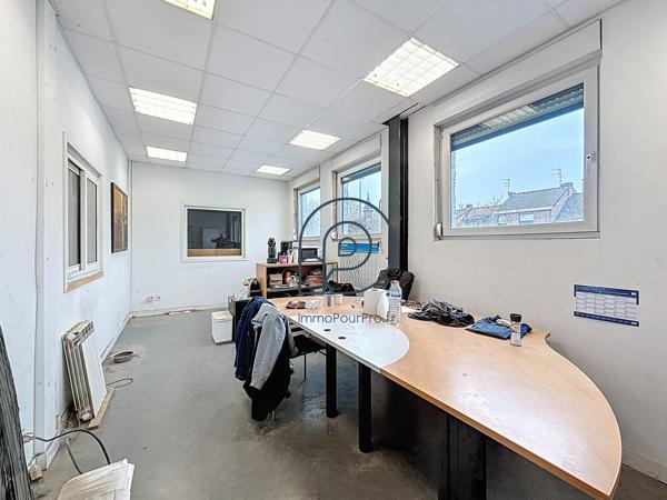 Proche A22 – Entrepôt 405 m² avec bureaux et terrain extérieur