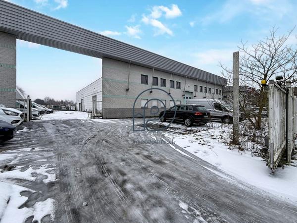 Proche A22 – Entrepôt 405 m² avec bureaux et terrain extérieur