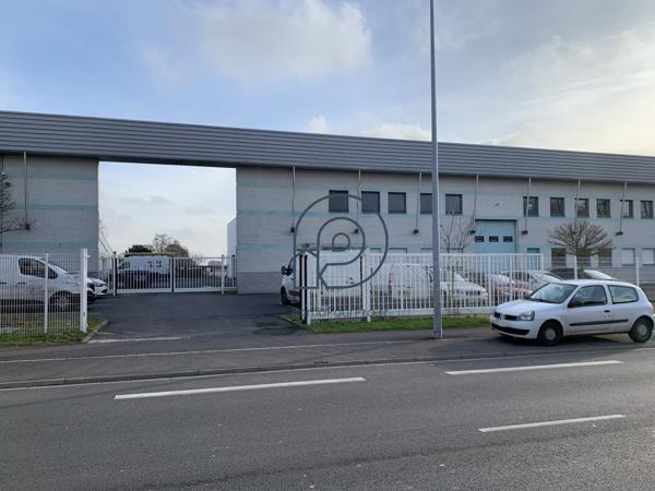 Proche A22 – Entrepôt 405 m² avec bureaux et terrain extérieur