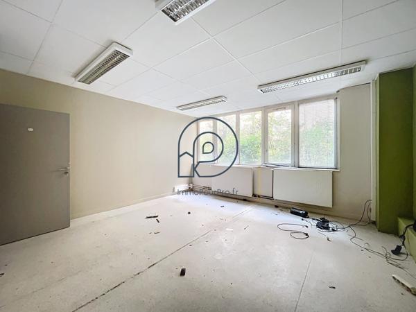 Lille – Porte de Douai | Bureaux RDC 1 218 m² divisibles dès 290 m² + 20 parkings | À vendre